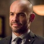 Paul Blackthorne em cena de Arrow