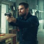 Stephel Amell em cena de Code 8. Filme vai virar série de TV