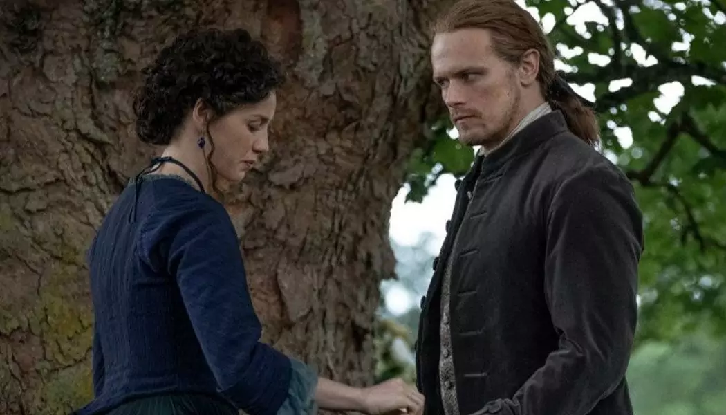 Jamie e Claire em cena do episódio de Outlander