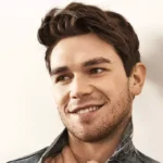 Ator faz duras críticas aos fãs de Riverdale