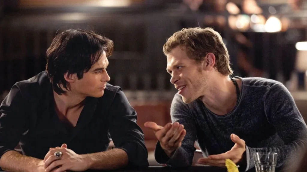 Os atores Klaus e Elijah de The Vampire Diaries mostram vínculo fraternal  em imagens de reunião